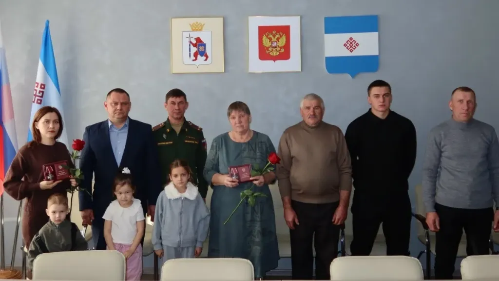 Двоим погибшим бойцам из Медведевского района вручили ордена Мужества