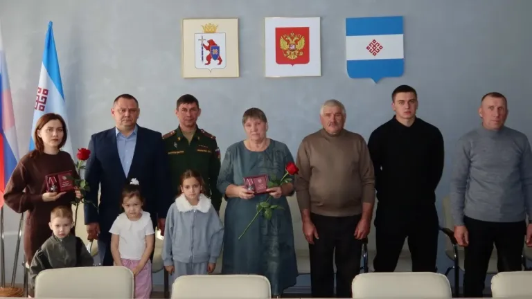 Двоим погибшим бойцам из Медведевского района вручили ордена Мужества